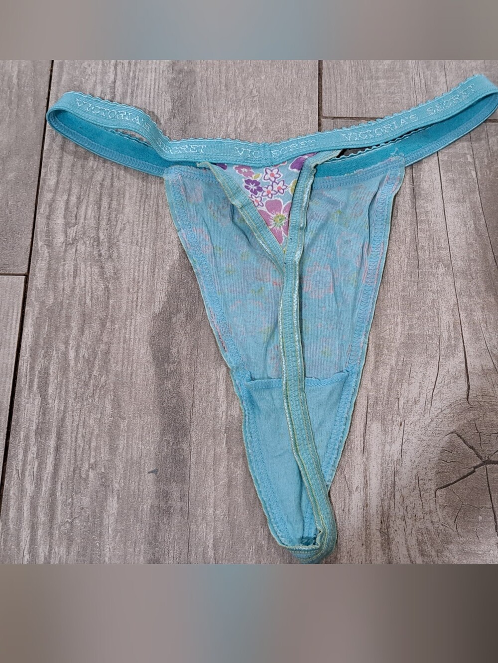 Victoria Secret V-string - Picture 3 of 3